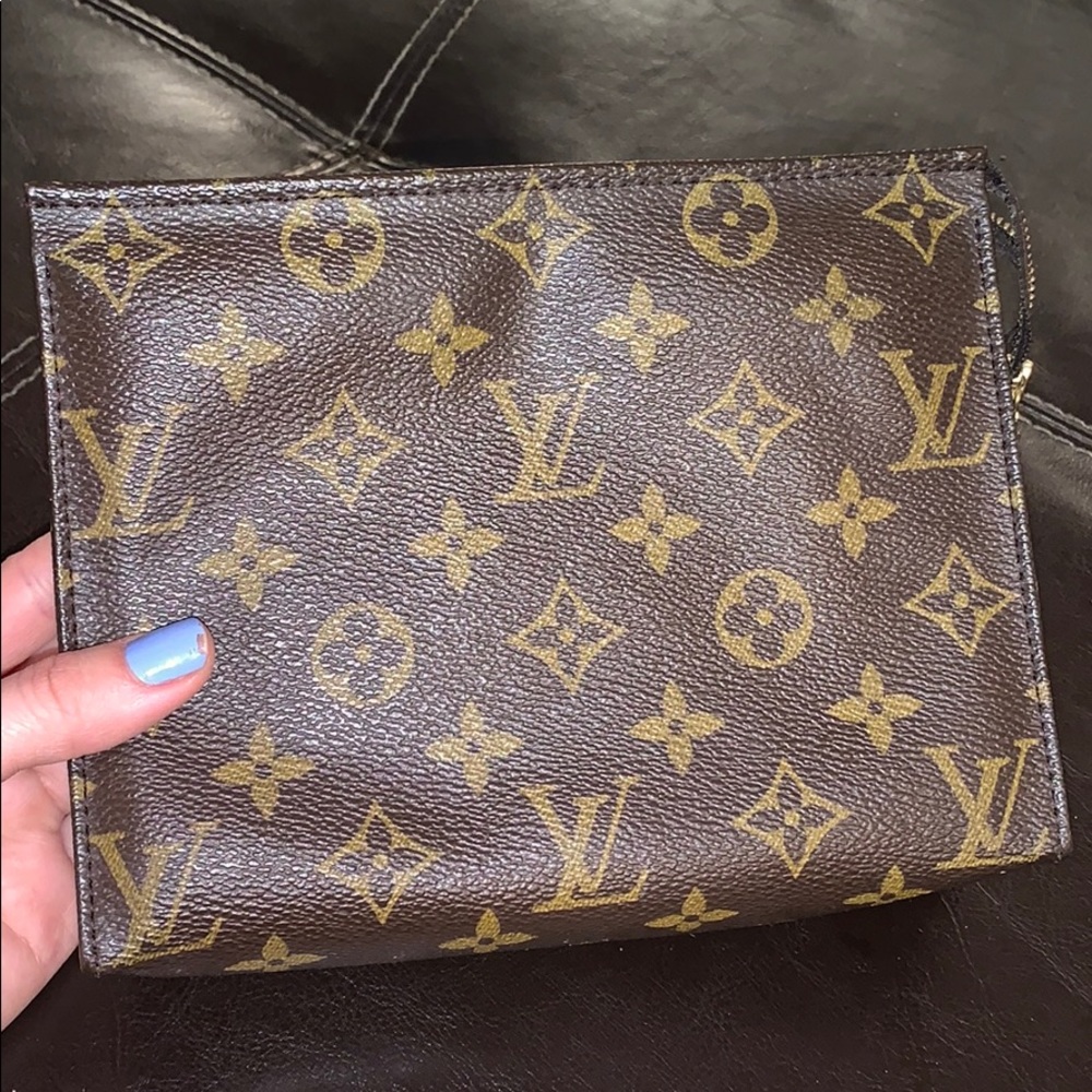 Louis Vuitton toilette 19”
